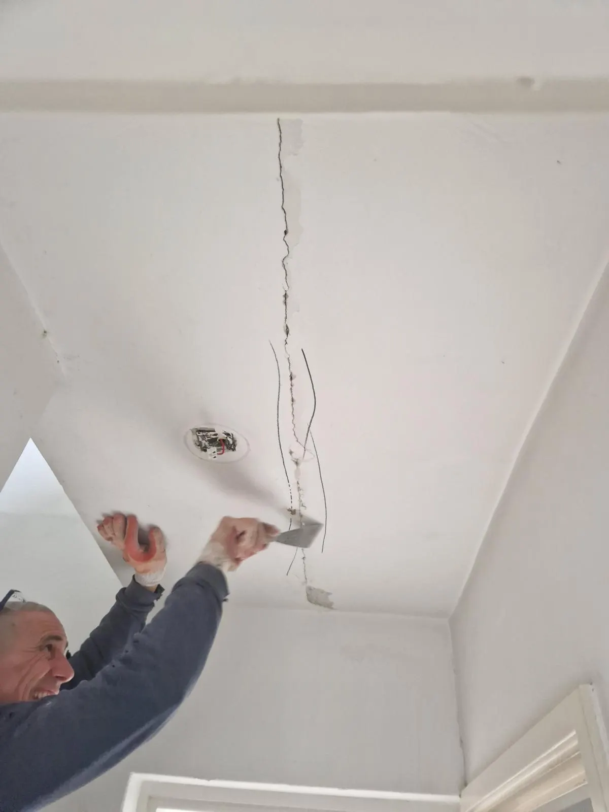 WOBA medewerker aan het werk in een Amsterdamse woning